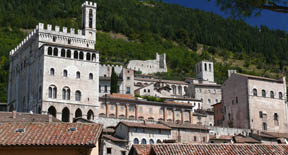 Turista nella cittadina di Gubbio